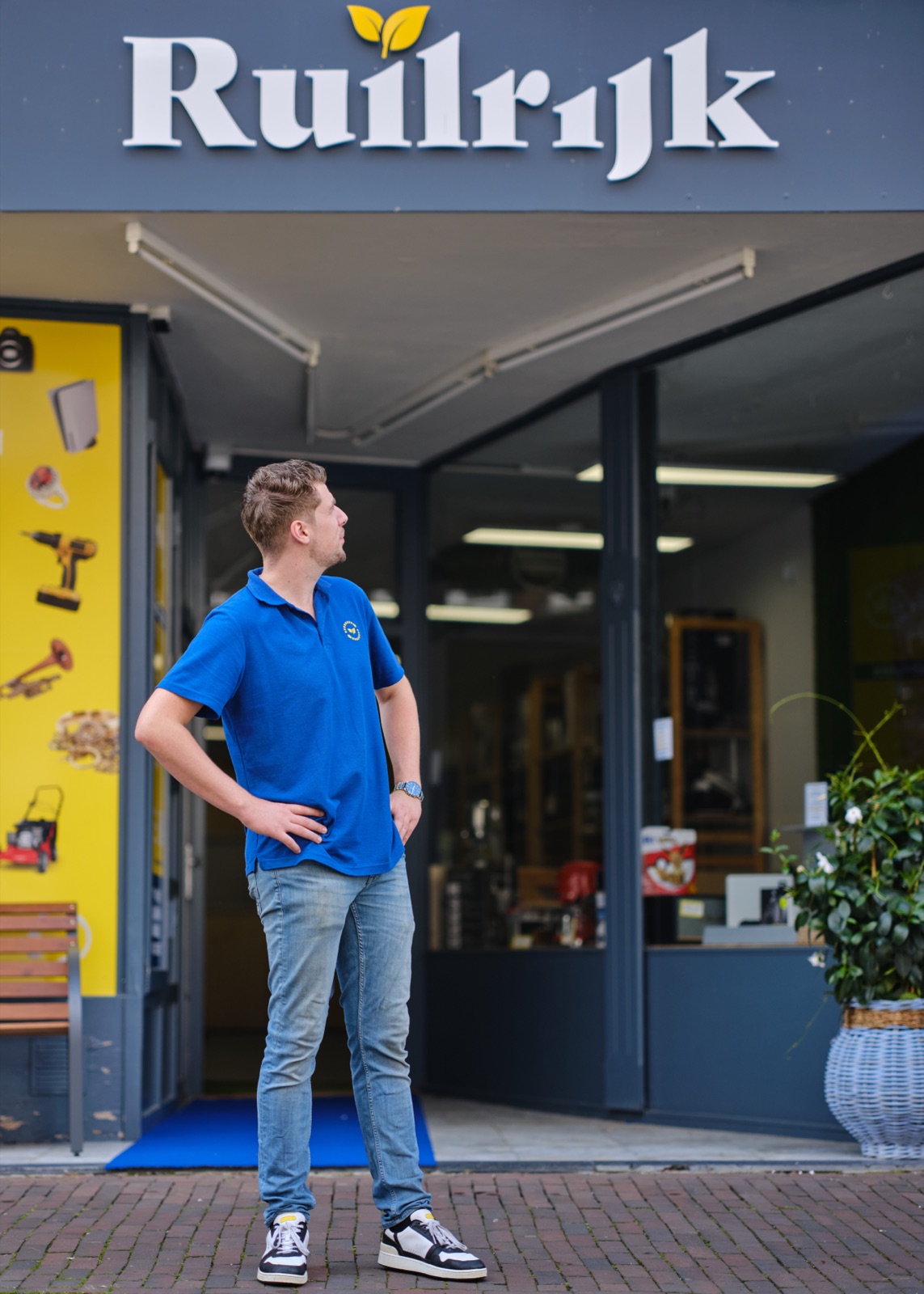 Wouter, eigenaar van Ruilrijk, voor zijn winkel in hartje Roermond